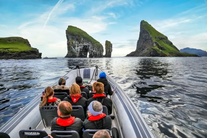 Tour in barca puffin safari Isole Faroe: Drangarnir e cascate