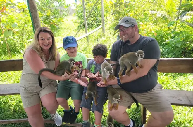 Puerto Plata y Monkey Home: Alimentar monos ardilla