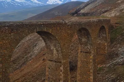 2-Tage-Tour ab Baku: Offroad-Abenteuer, Klöster & Dorfaufenthalt