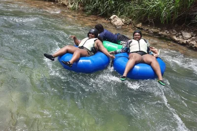 Schwebe den martha brae river in jamaika von montego bay hinab. geführtes tubing, üchter regenwald und entspannte stunden am bengal beach. jetzt deine river tubing tour buchen!