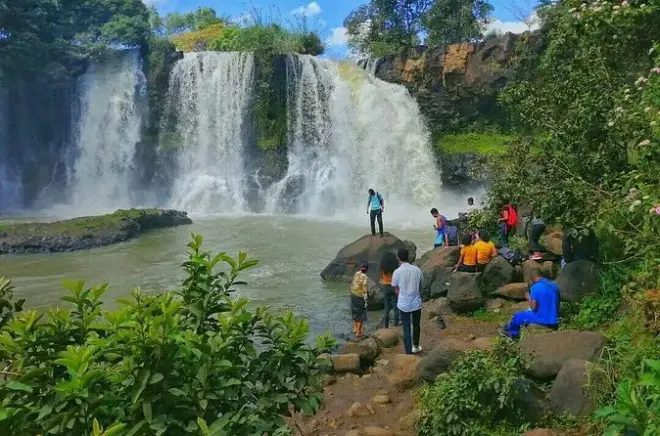 Ampefy Village Tour: Lemurs, Geysers & Waterfall Full-Day