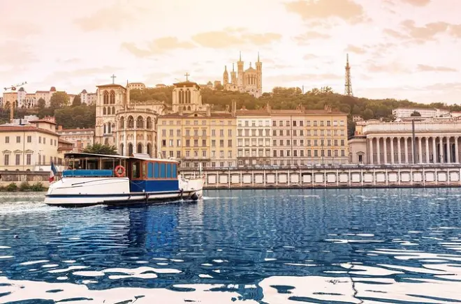 Paseo por el casco antiguo de Lyon con entradas para crucero fluvial