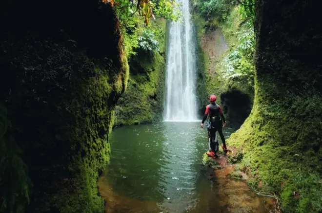 Avventura privata di canyoning a São Miguel: Percorso su misura
