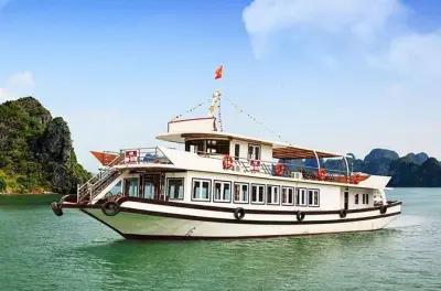 Caiaque na baía de Ha Long: Barco privado 4 horas com 2 cavernas