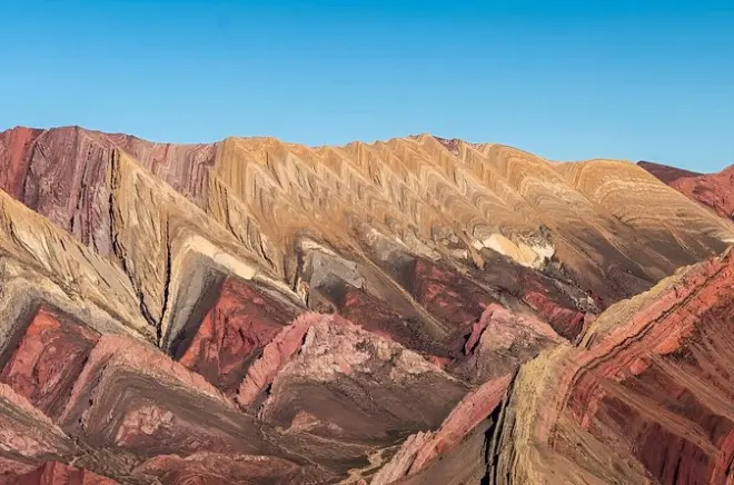 Hornocal e quebrada de Humahuaca desde Salta: Colina 14 cores