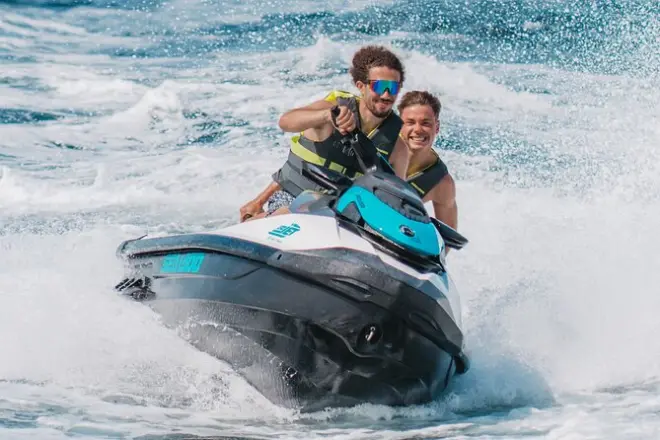 Jet ski intorno all'isola di Alcanada a Maiorca con foto gratis