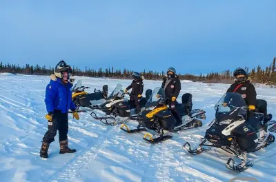 Geführte Schneemobil-Tour und Eishöhlen-Abenteuer in Yellowknife
