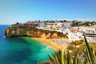 Explore carvoeiro, algar seco e o castelo de silves em um tour guiado para grupos pequenos. inclui entradas, guia local e almoço em restaurante português.