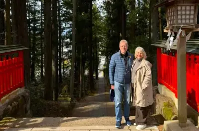 Takayama: Tour a piedi mattutino tra santuario, sentiero e mercato