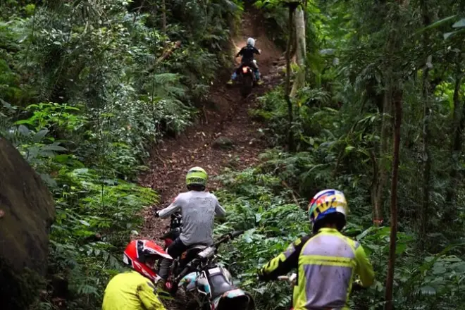 Lombok Offroad-Motorradtour: Sesoat-Dschungelpfade