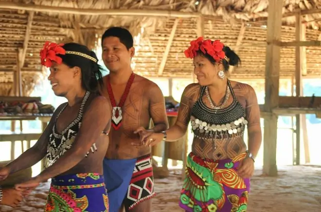 Cultural Emberá desde Panamá: Aldea y cascada en la selva