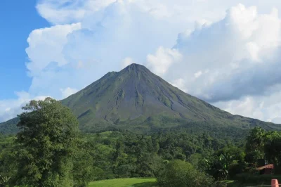 Viaja de la fortuna a san juan del sur cruzando la frontera de peñas blancas en un minivan privado con wifi y recogida flexible. reserva tu traslado seguro y cómodo.