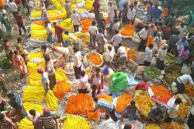 Marché aux fleurs de Kolkata et ghats du Gange au lever du jour