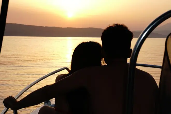 Iate de luxo em Skiathos com paradas para banho ao pôr do sol