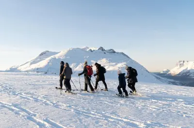 Escursione con racchette da neve a Kvaløya: Piccolo gruppo da Tromsø