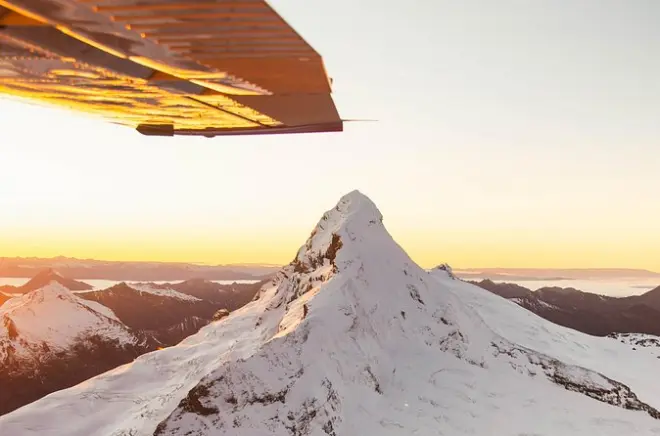 Voo ao nascer do sol sobre Mt. Aspiring em Queenstown