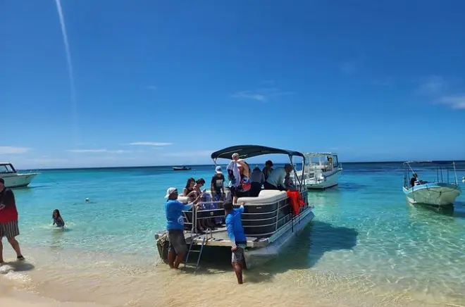 Snorkeling a Roatan: Barca pontone e spiaggia West Bay