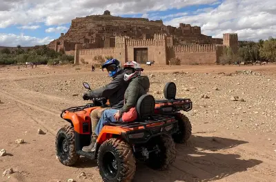 Pistes désertiques et vues sur la kasbah près d’Aït Ben Haddou
