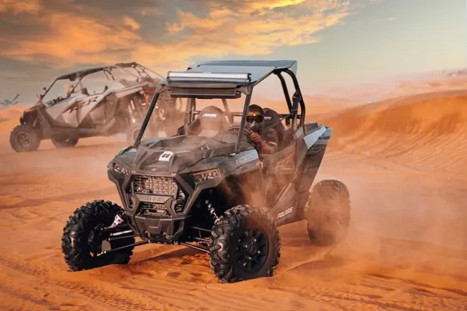 Dirija buggy nas dunas do deserto em Dubai