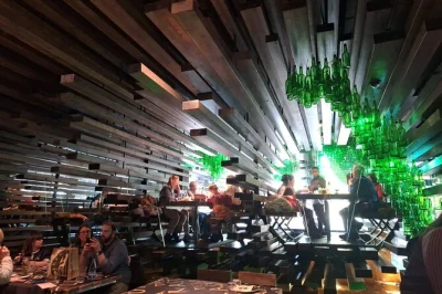 Entdecke oviedo bei einer kleinen foodtour mit sidra-ausschank, fabada und lokalem wein. inklusive verkostungen, getränken und einem guide, der jede abkürzung kennt.