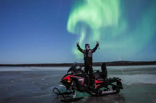 Rovaniemi: Moto de nieve nocturna en grupo pequeño y trineos cálidos