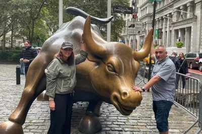 Erlebe new york hautnah bei einem spaziergang durch wall street und das 9/11 memorial mit eintritt zu fraunces tavern, trinity church und o'hara's pub inklusive.