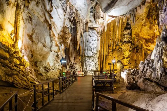 Grotta Paradise da Dong Hoi: Mezza giornata tra giungla e rocce