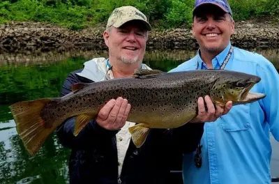 Pêche à la truite trophée sur le lac Taneycomo à Branson