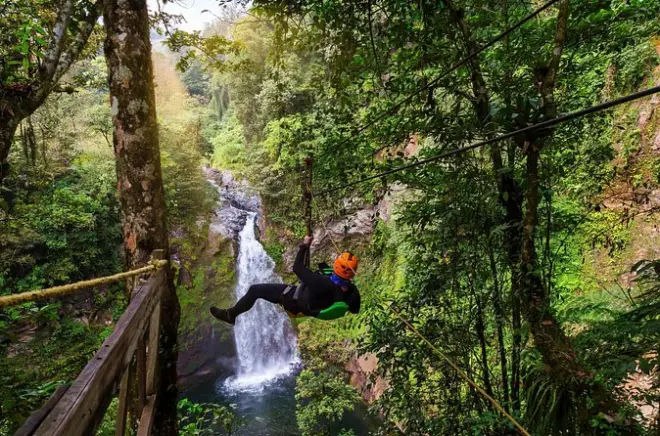 Cascada Juan Curi: Tirolesa, rápel y nado en Santander