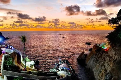 Watch acapulco’s cliff divers at la quebrada with dinner or drinks, skip-the-line entry, and hotel pickup. small group for a relaxed, premium evening.