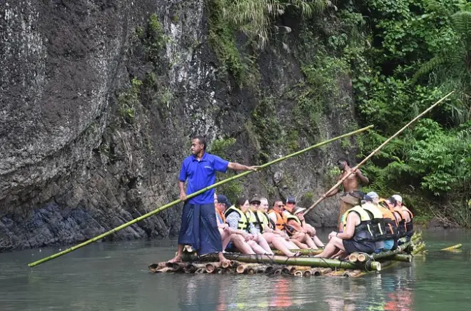 Navua River: Nado na cachoeira e almoço lovo