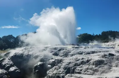 Hobbiton & Te Puia Privattour mit geothermalen Sehenswürdigkeiten
