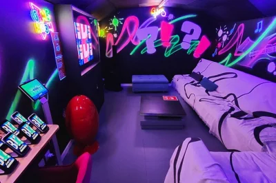 Quiz and karaoke game room in montpellier. play on a real tv set, up to 12 people. book your fun group activity—perfect for friends or team events.