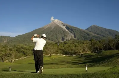 Golf en La Reunión desde puerto Quetzal con vista a volcanes