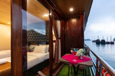 Buchen sie eine 2-tägige halong-bucht kreuzfahrt mit kajakfahren, sung sot höhle, ti top insel, meeresfrüchte-menüs, nachtangeln und hin- und rücktransfer ab hanoi. kleingruppen-abenteuer.