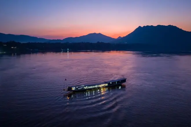 Coucher de soleil sur le Mékong à Luang Prabang en petit groupe