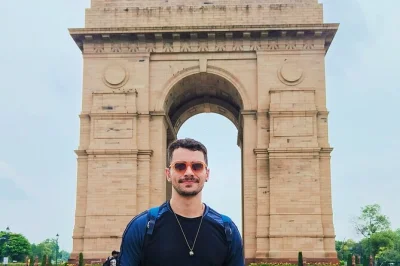Scopri delhi in auto privata: visita chandni chowk, tomba di humayun, tempio del loto, india gate e altro con una guida locale. prenota subito il tuo tour.