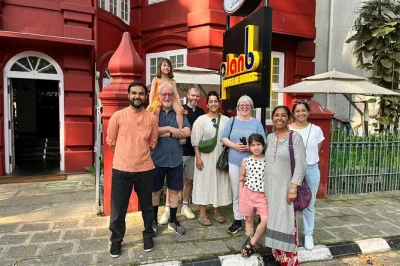 Recorre las calles antiguas de fort kochi, escucha relatos locales, observa las redes chinas en acción y explora el animado mercado de pescado con un guía que creció aquí.