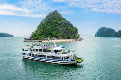 Bahía de halong, cueva sung sot y isla ti top: disfruta un crucero de lujo con kayak, buffet de mariscos y té al atardecer. incluye recogida en hotel y guía.