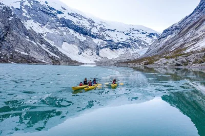 Jostedalen, nigardsbreen gletscher: kajakfahrt über den blauen see, geführte wanderung auf dem eis – ausrüstung inklusive, kleine gruppen, abholung am breheimsenteret.
