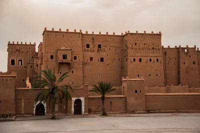 Réservez une excursion d'une journée de marrakech à aït ben haddou et ouarzazate. traversez le haut atlas, visitez des villages berbères et explorez la célèbre kasbah avec un guide local.