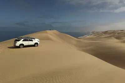 Sandwich Harbour en 4x4 : Où le désert rejoint l’océan