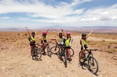 Entdecke den guatin canyon mit einer 23 km langen downhill-bike-tour und trekking zwischen riesigen kakteen. inklusive guide, ausrüstung, snacks und transfer ab san pedro de atacama.
