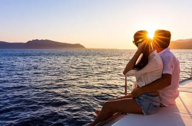 Catamaran-Sonnenuntergangstour ab Denia: Copa de Cava auf dem Wasser