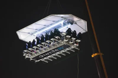 Disfruta una cena a 40 metros sobre atenas con vistas a la acrópolis, vino sin límite y un equipo de chefs amigables. incluye bebidas y sabores locales.