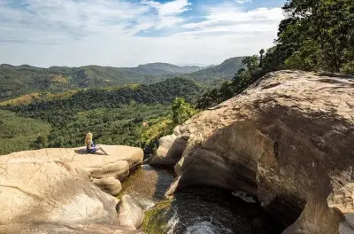 Cascate Diyaluma da Ella con bagno nelle piscine della giungla