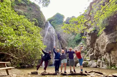 Desfiladeiro Richtis em Creta com cachoeira e flora endêmica