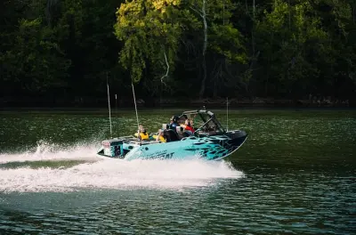 Jet boat sur French Broad River avec grotte et faune au bord de l'eau