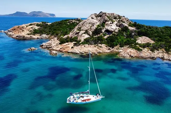 Mergulho com snorkel no golfo de Olbia: Veleiro com almoço