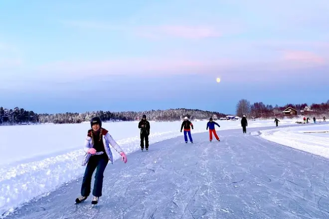 Patinage sur le lac Inari gelé : Activité en Laponie